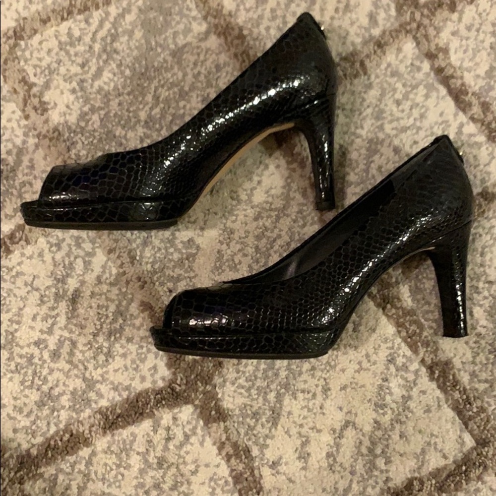 STUART WEITZMAN Black snakeskin heels